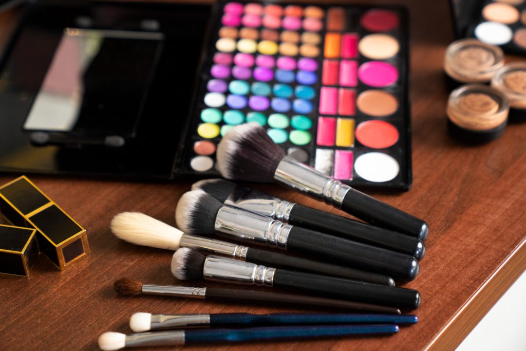 How to Create an Amazing Full Professional Makeup Kit?